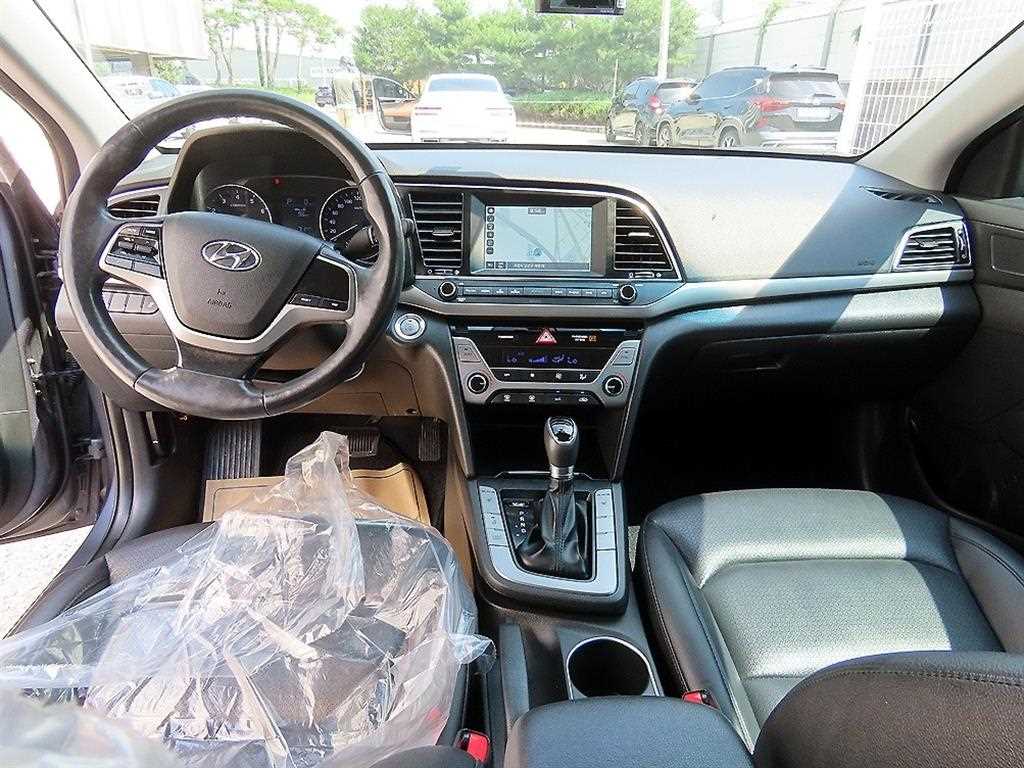 HYUNDAI Avante - Vista 7