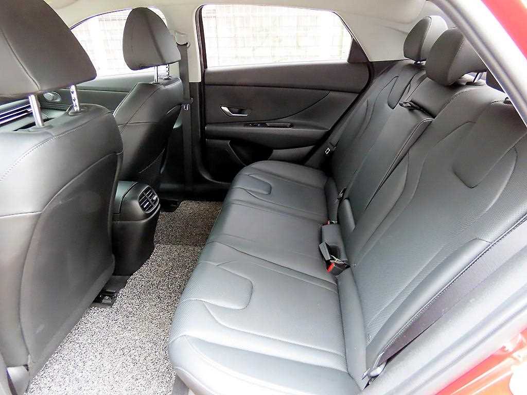 HYUNDAI Avante - Vista 6