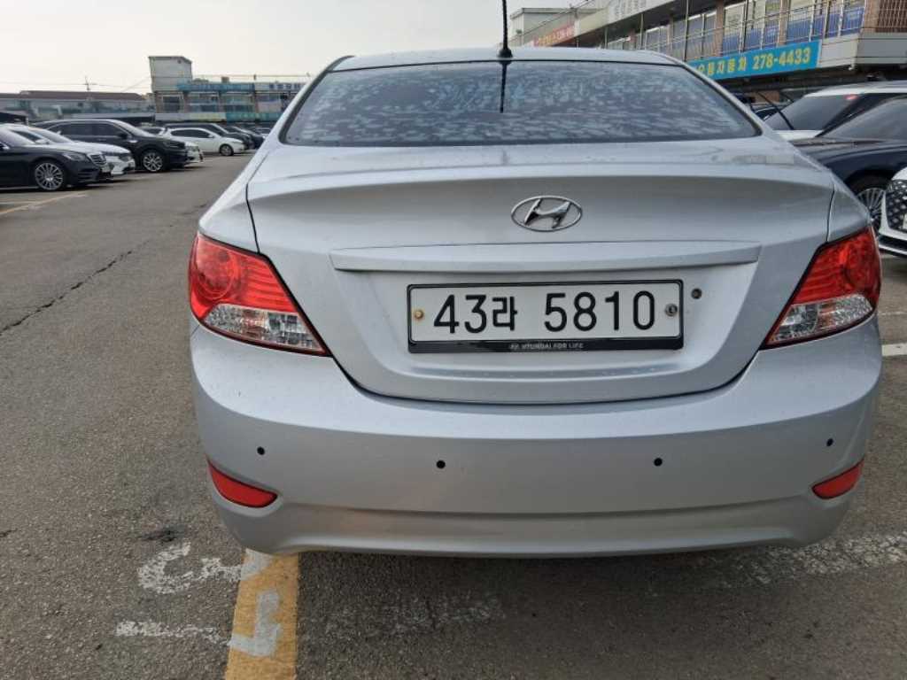 HYUNDAI Accent - Vista 3