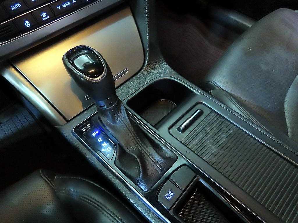HYUNDAI Sonata - Vista 12