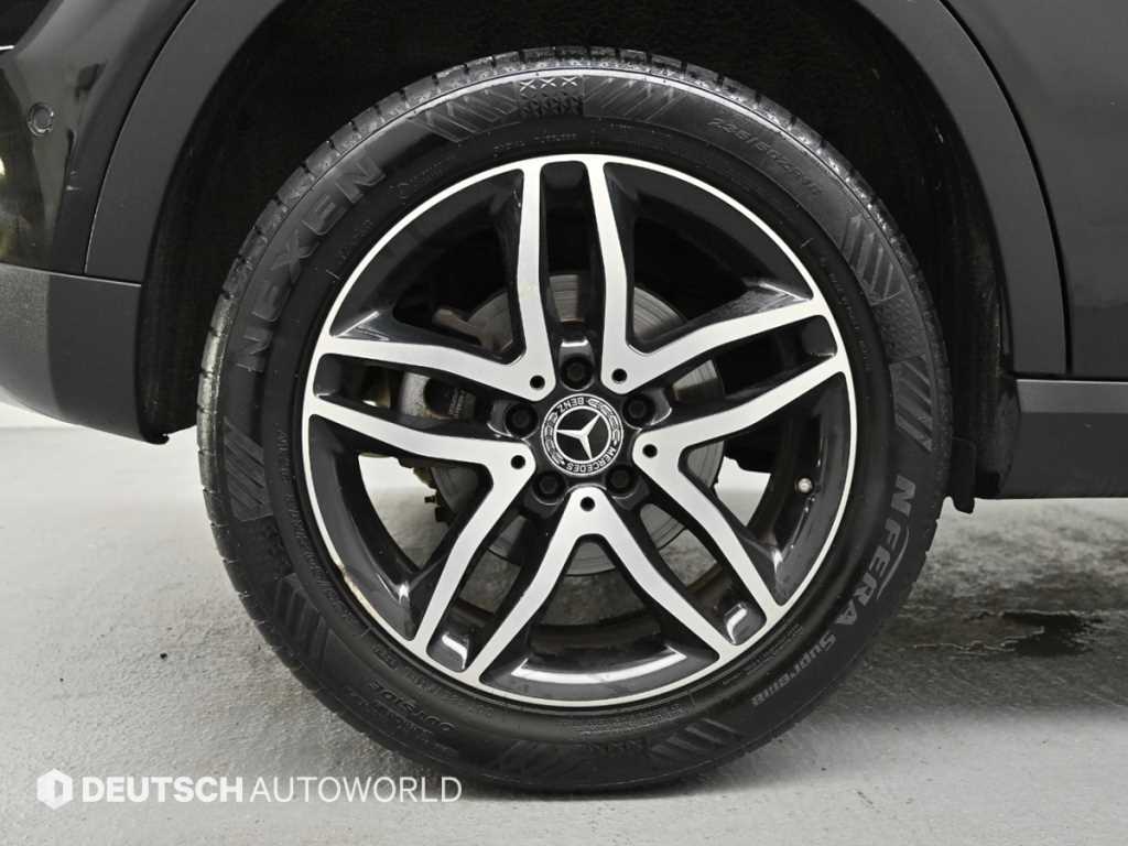 Mercedes Benz GLA Class - Vista 5
