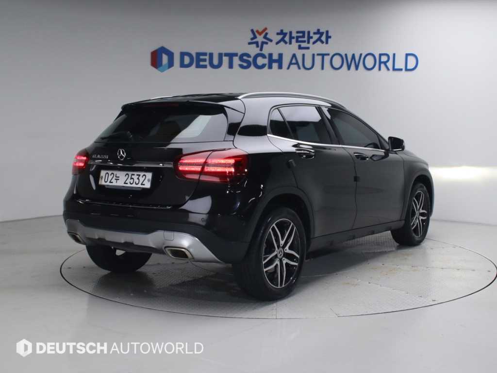 Mercedes Benz GLA Class - Vista 2