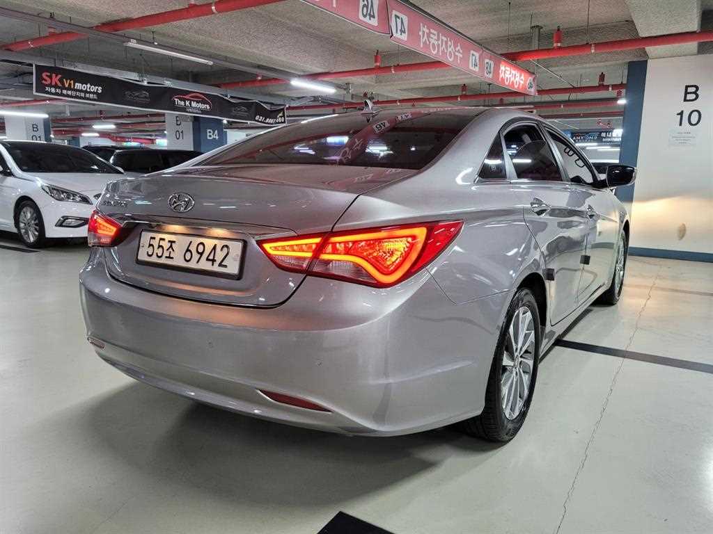 HYUNDAI Sonata - Vista 3