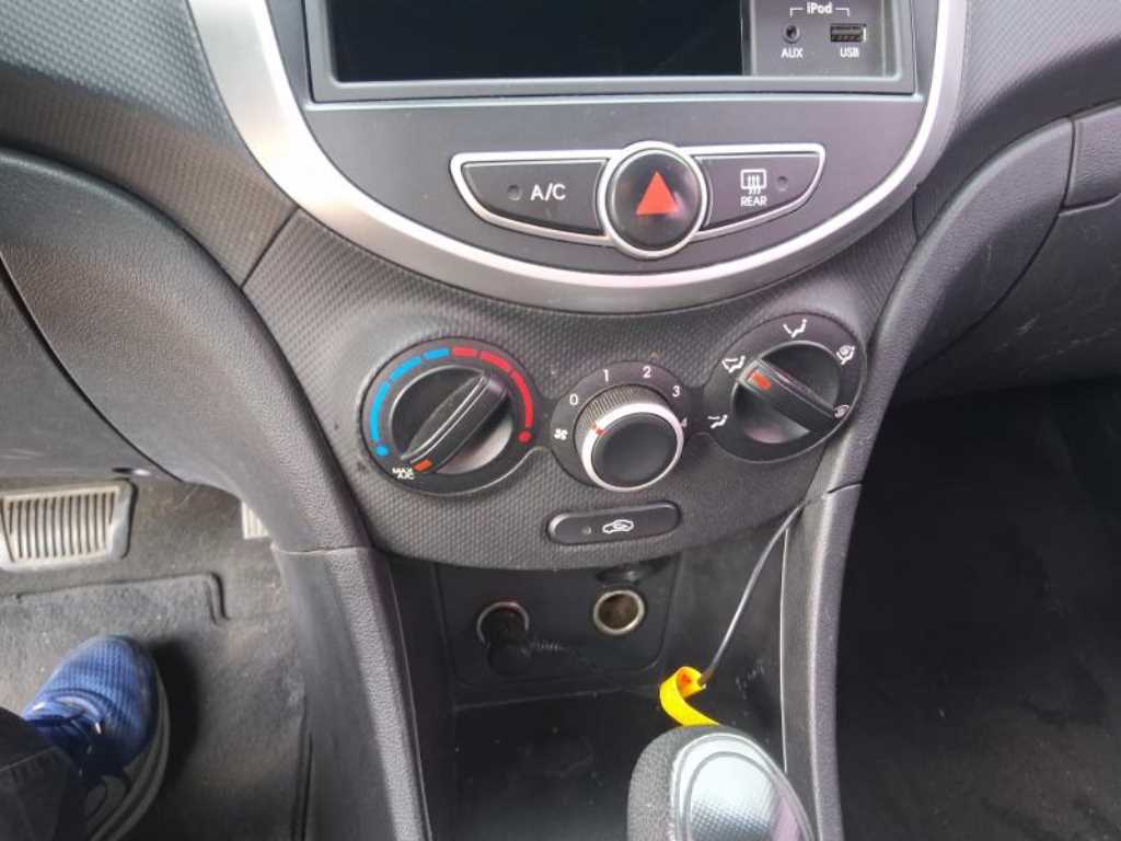 HYUNDAI Accent - Vista 12