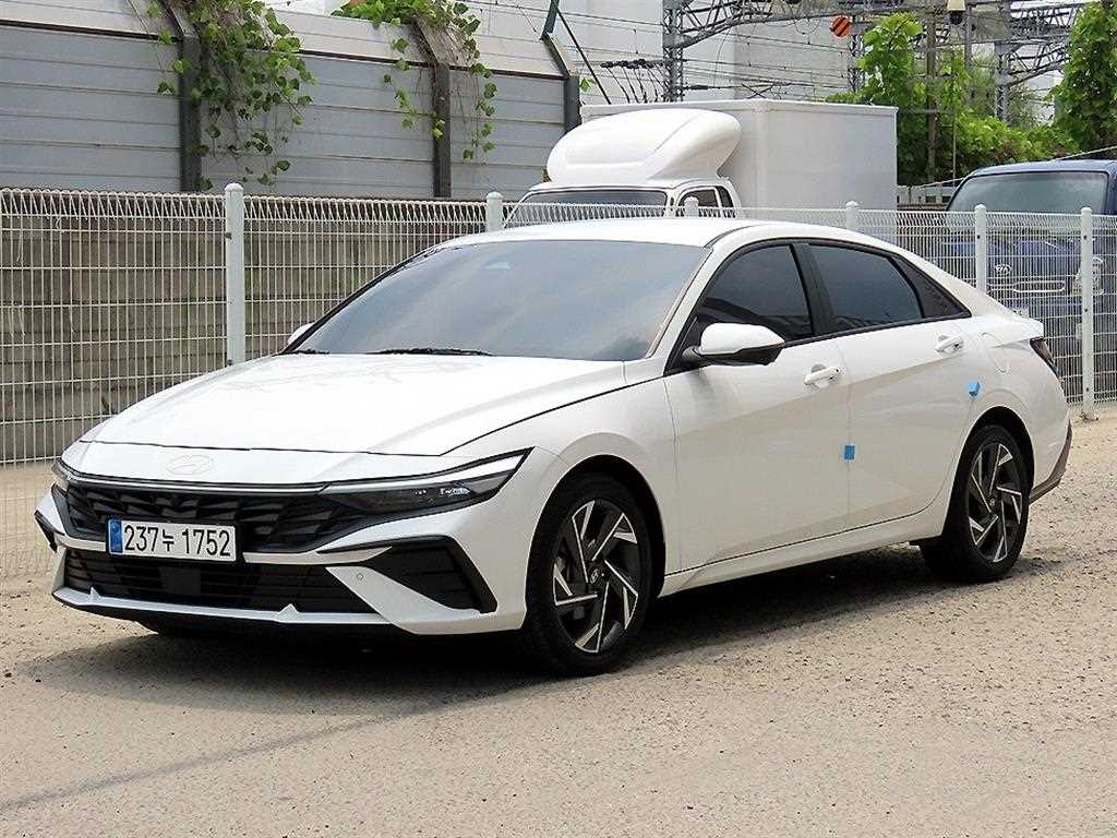 HYUNDAI Avante - Vista 2