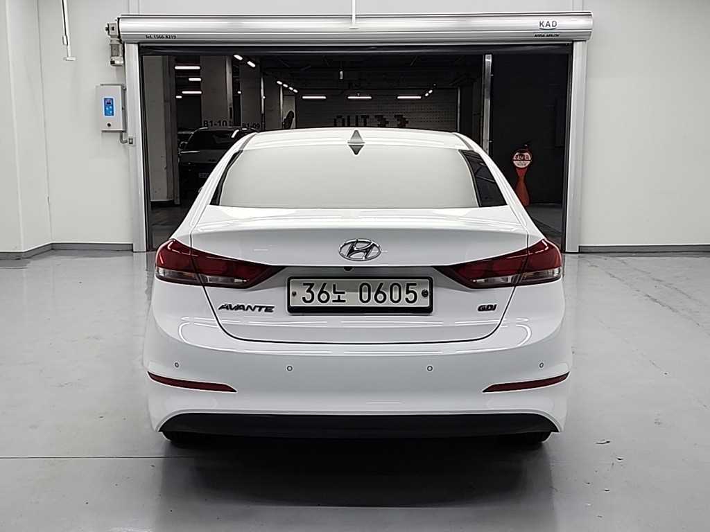 HYUNDAI Avante - Vista 3