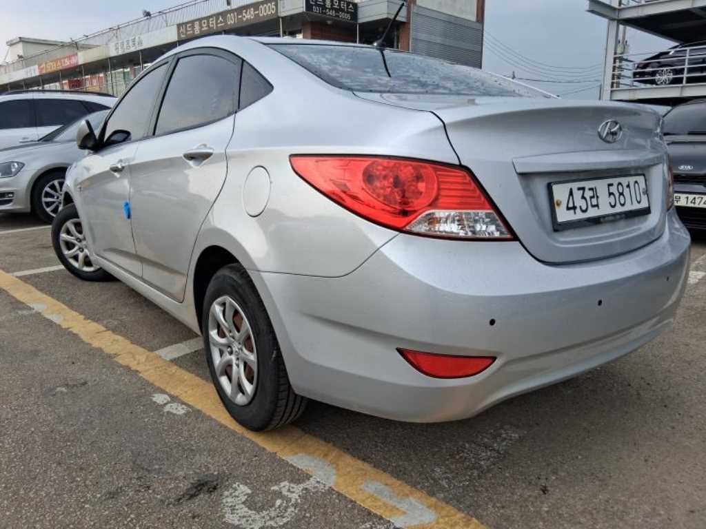 HYUNDAI Accent - Vista 2