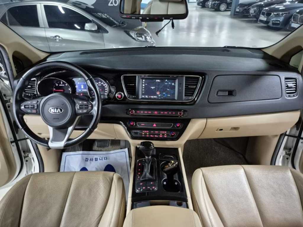 KIA Carnival - Vista 5