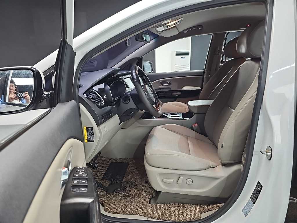 KIA Carnival - Vista 11