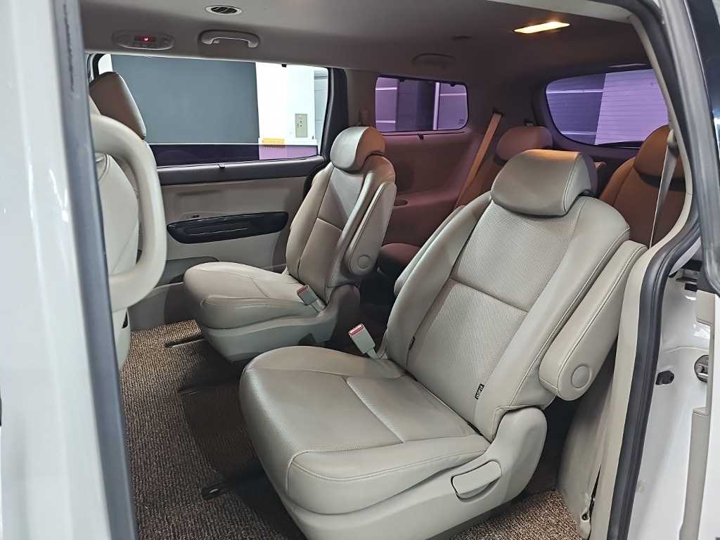 KIA Carnival - Vista 12