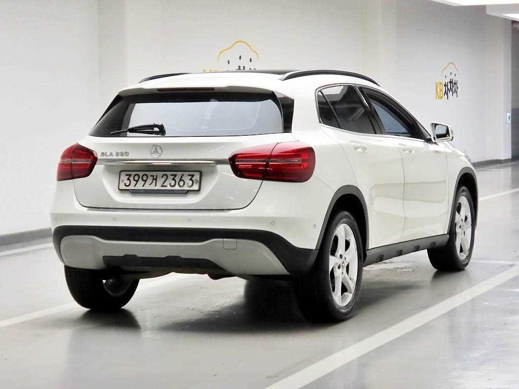 Mercedes Benz GLA Class - Vista 4