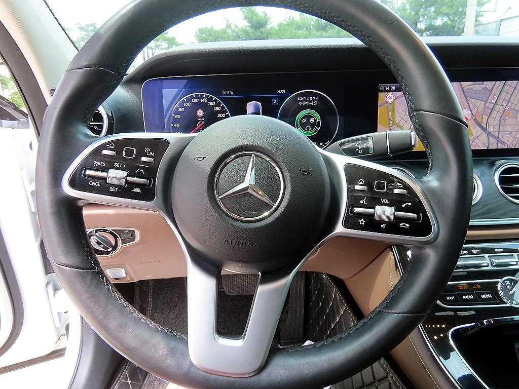 Mercedes Benz E class - Vista 8