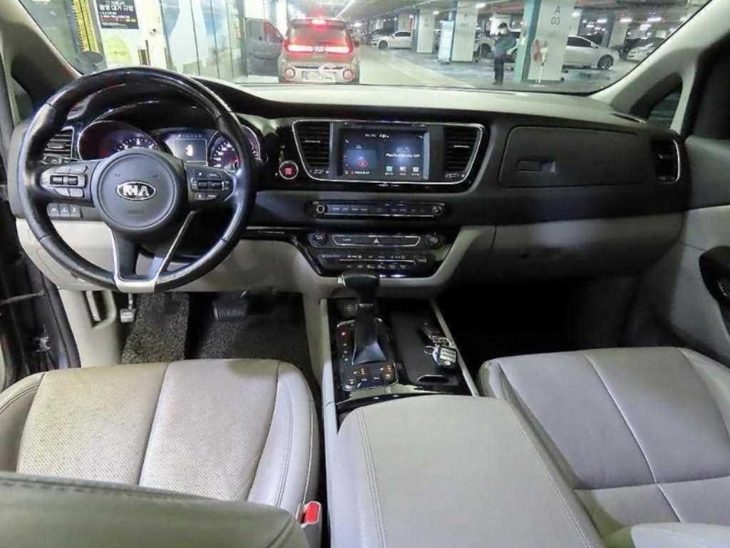 KIA Carnival - Vista 12