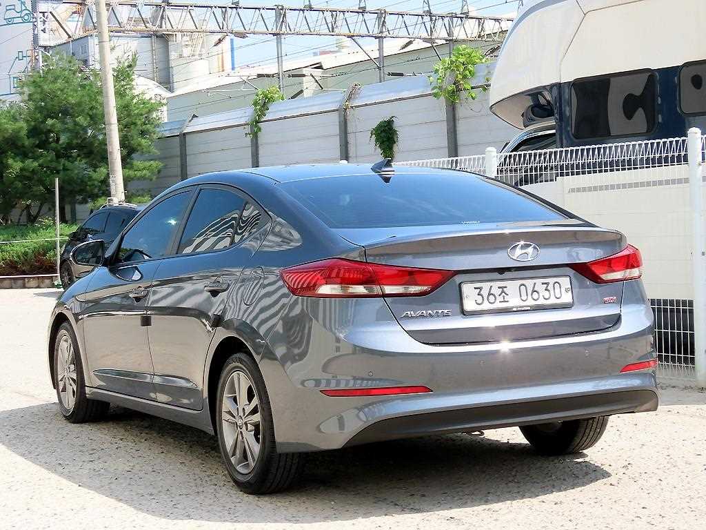 HYUNDAI Avante - Vista 3