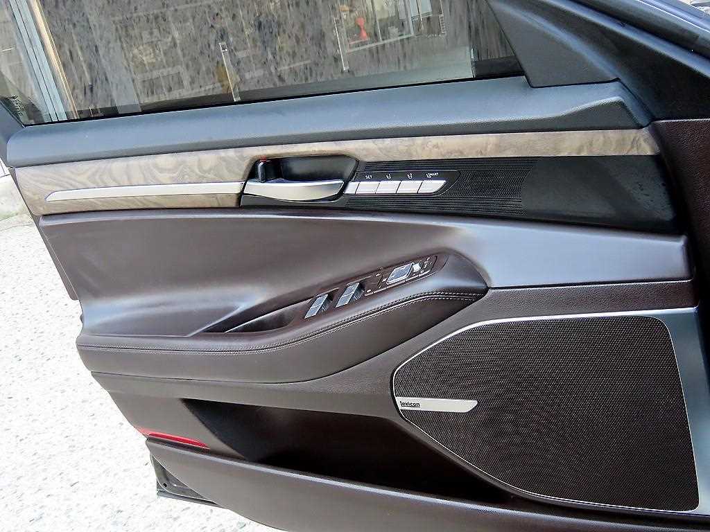 Genesis G90 - Vista 12