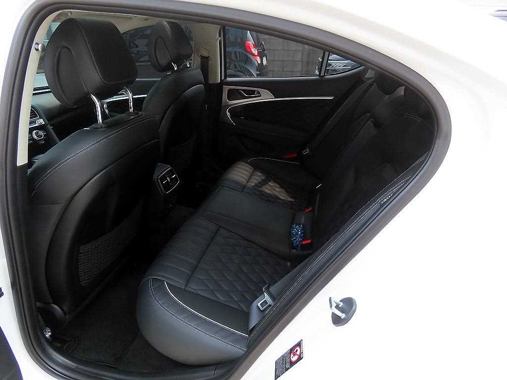 Genesis G70 - Vista 6