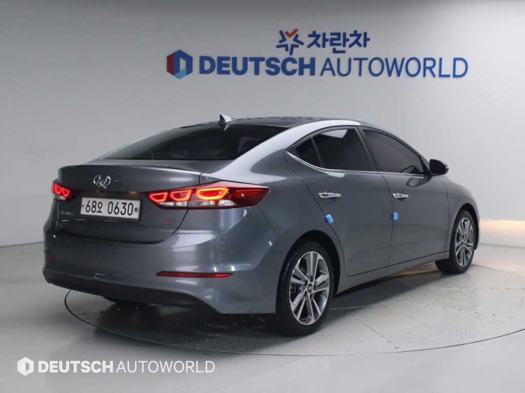 HYUNDAI Avante - Vista 2
