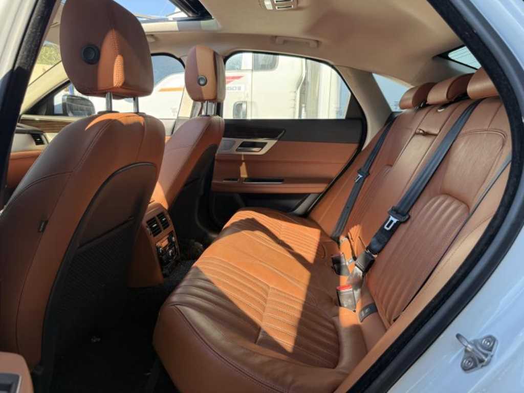 Jaguar XF - Vista 5