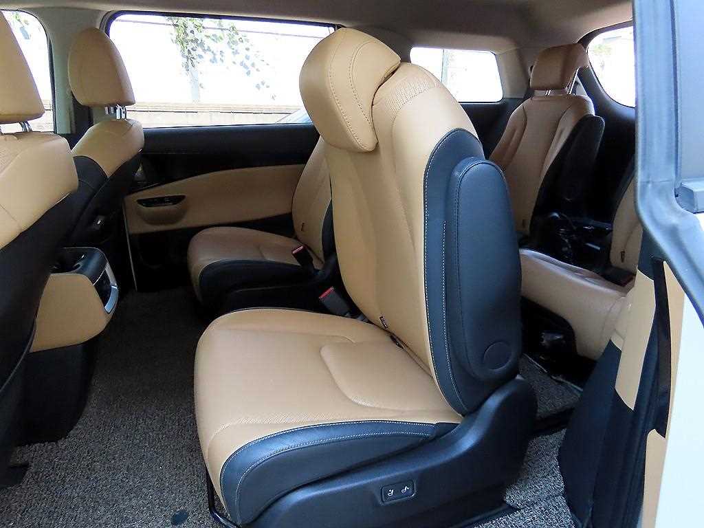 KIA Carnival - Vista 7