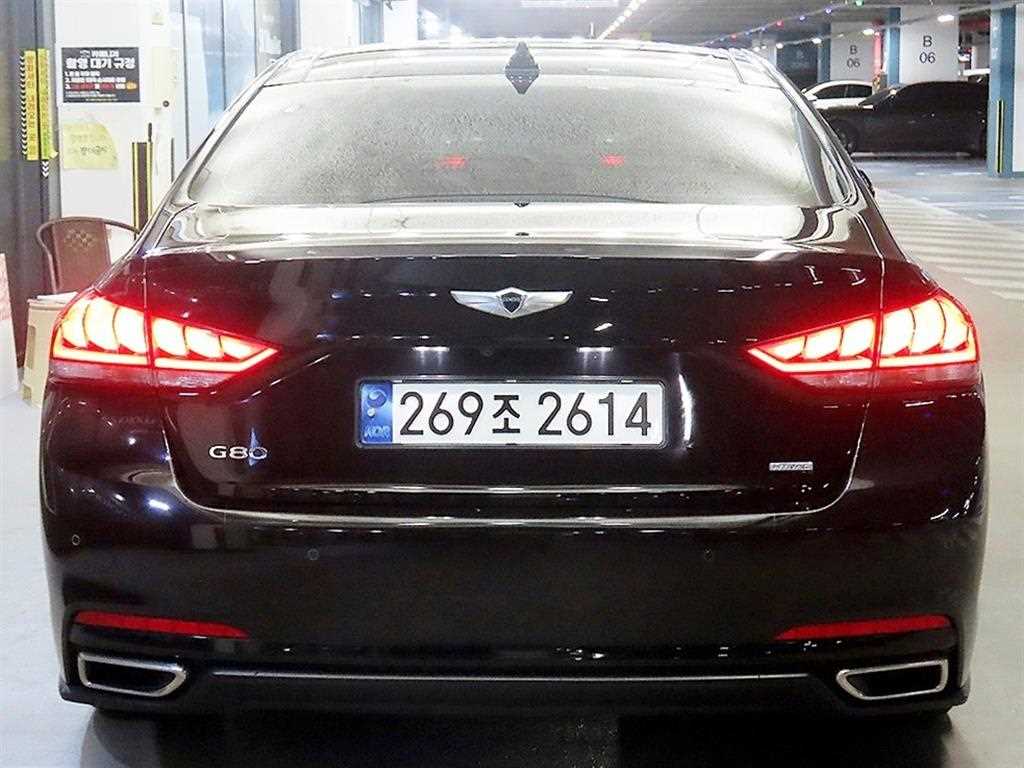 HYUNDAI Genesis - Vista 5