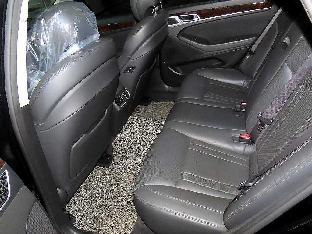 HYUNDAI Genesis - Vista 7