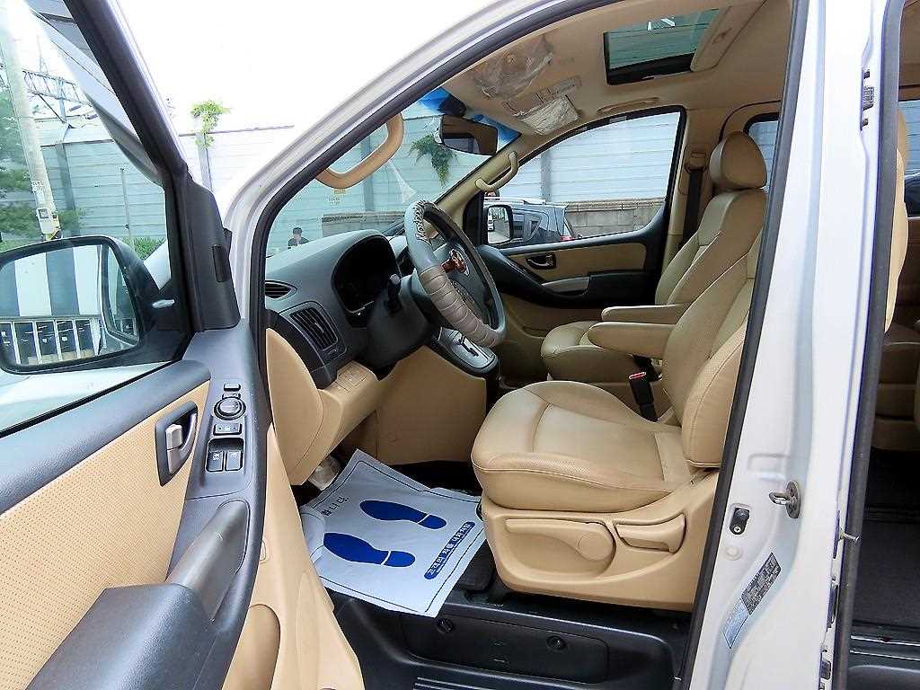 HYUNDAI Starex - Vista 5
