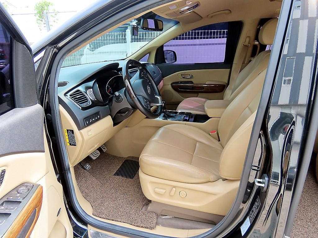 KIA Carnival - Vista 5