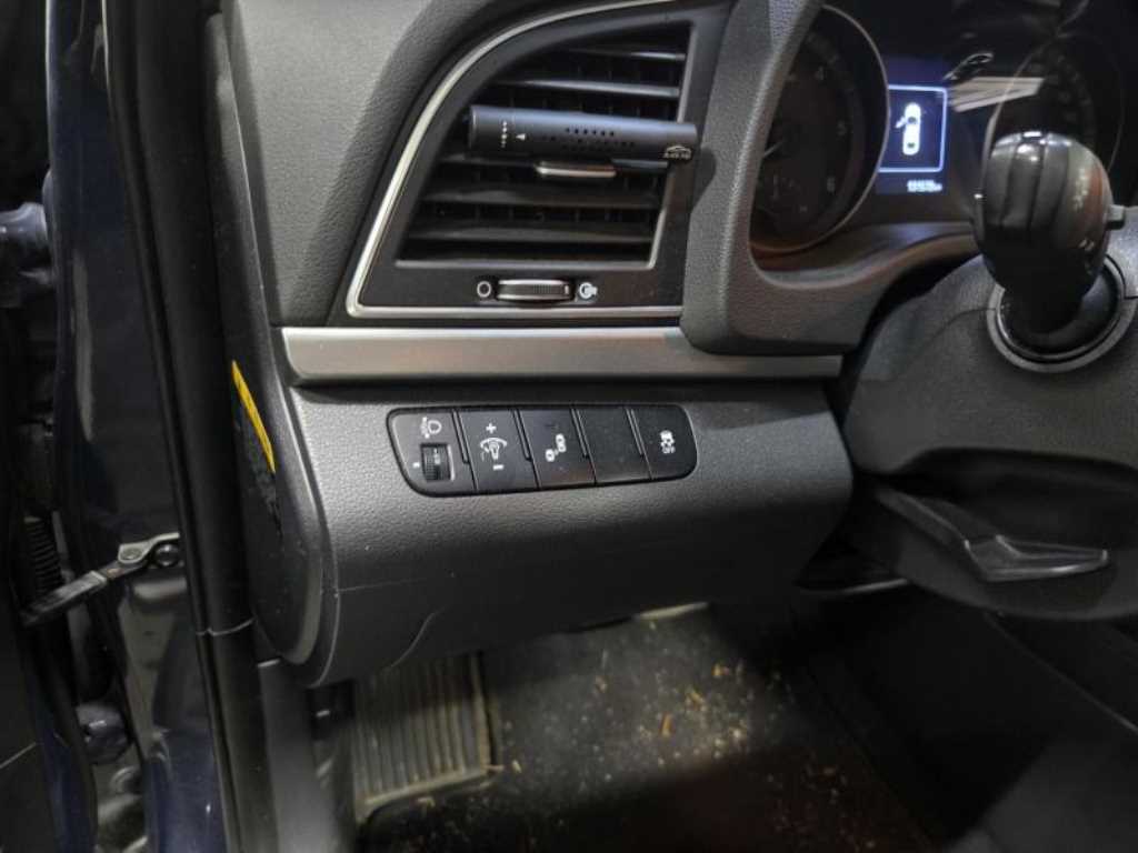 HYUNDAI Avante - Vista 9