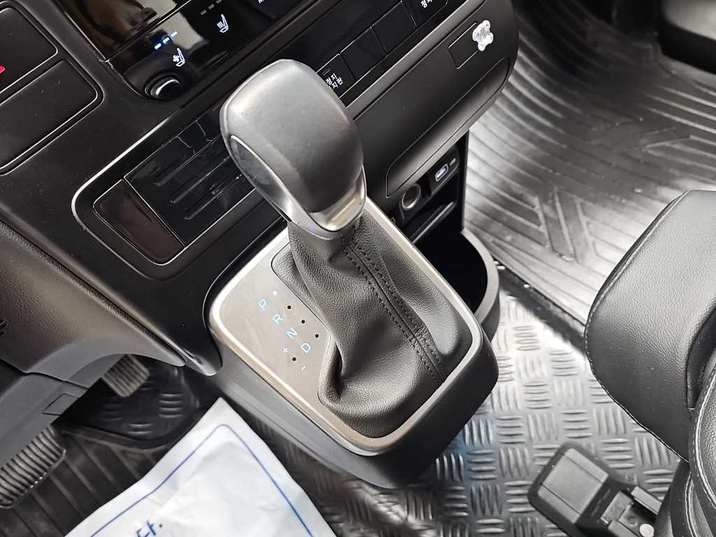 HYUNDAI Staria - Vista 8