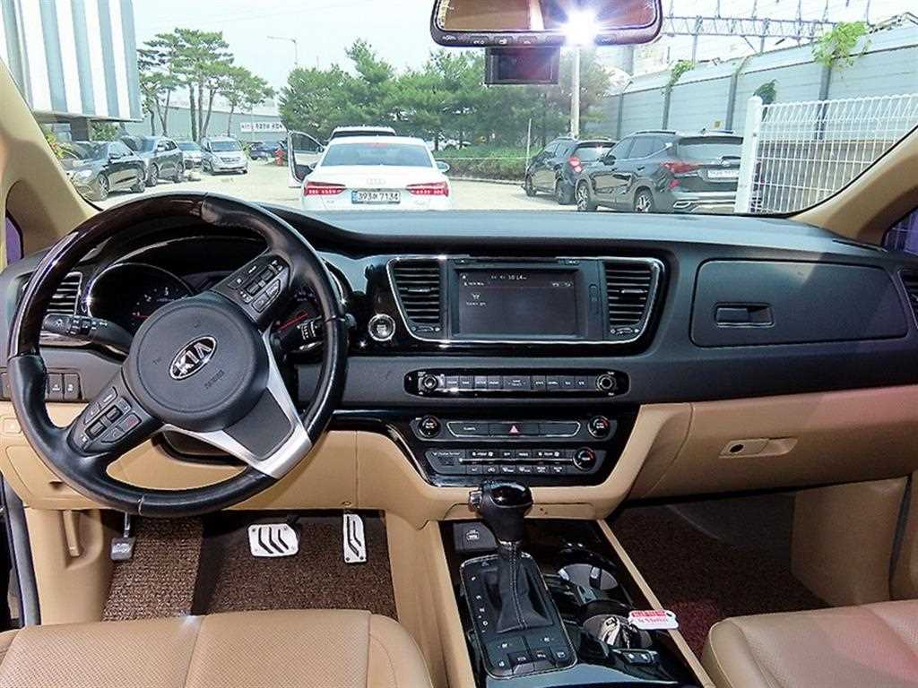 KIA Carnival - Vista 8