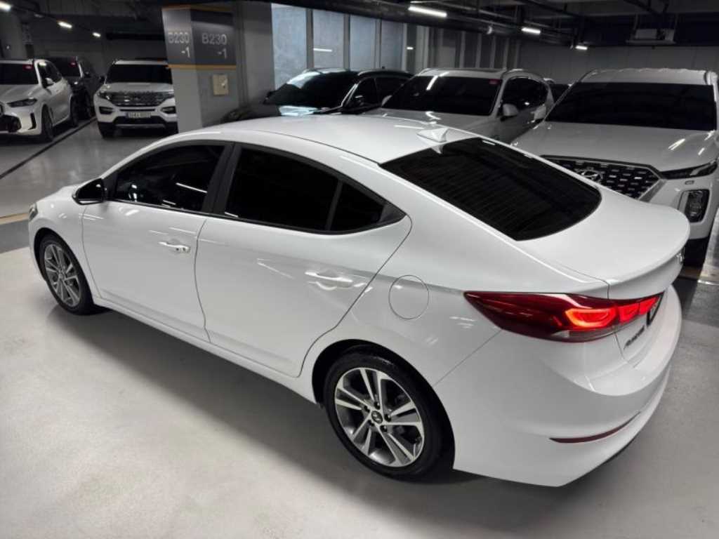 HYUNDAI Avante - Vista 3