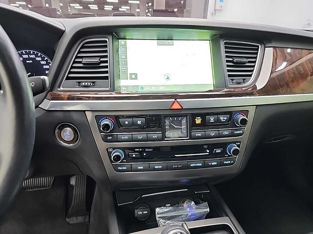 HYUNDAI Genesis - Vista 10