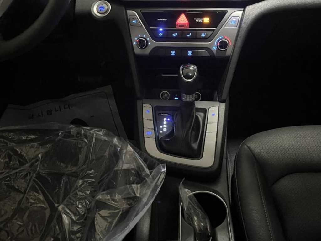 HYUNDAI Avante - Vista 8