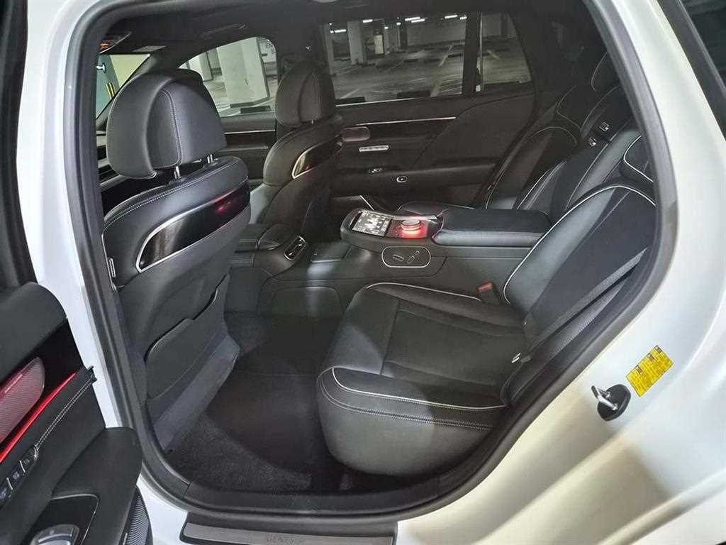 Genesis G90 - Vista 7