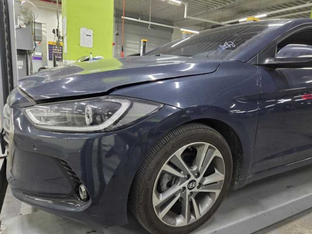 HYUNDAI Avante - Vista 2