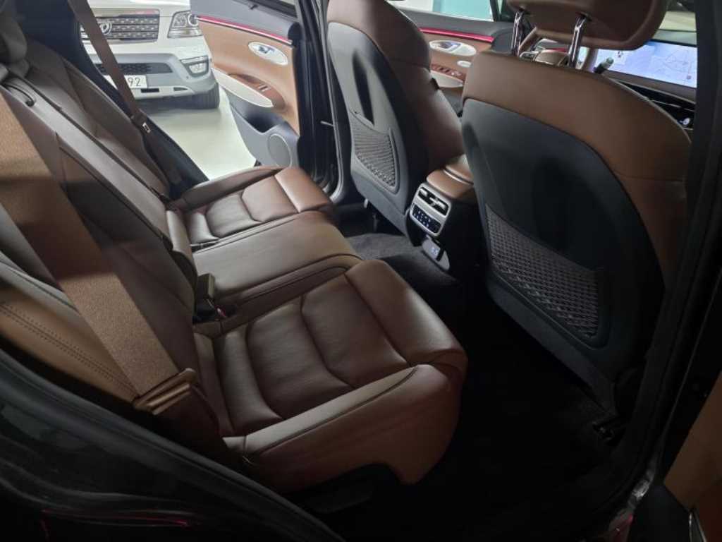 Genesis GV70 - Vista 8