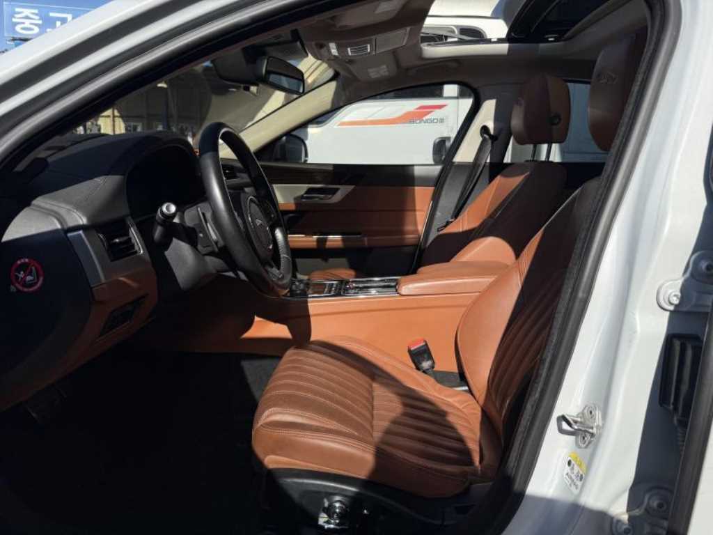 Jaguar XF - Vista 4