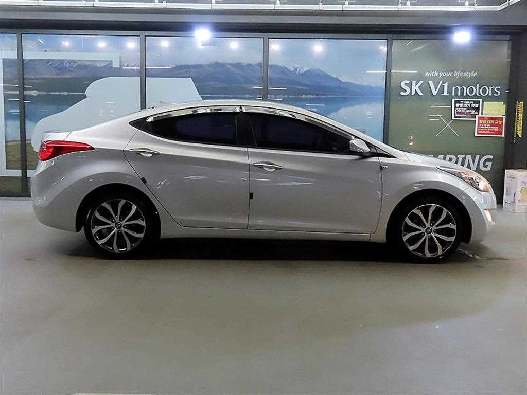HYUNDAI Avante - Vista 3