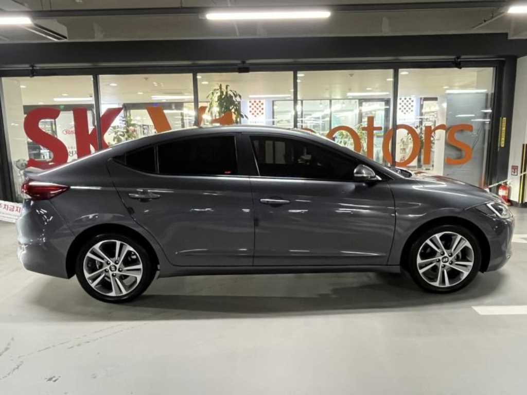 HYUNDAI Avante - Vista 3