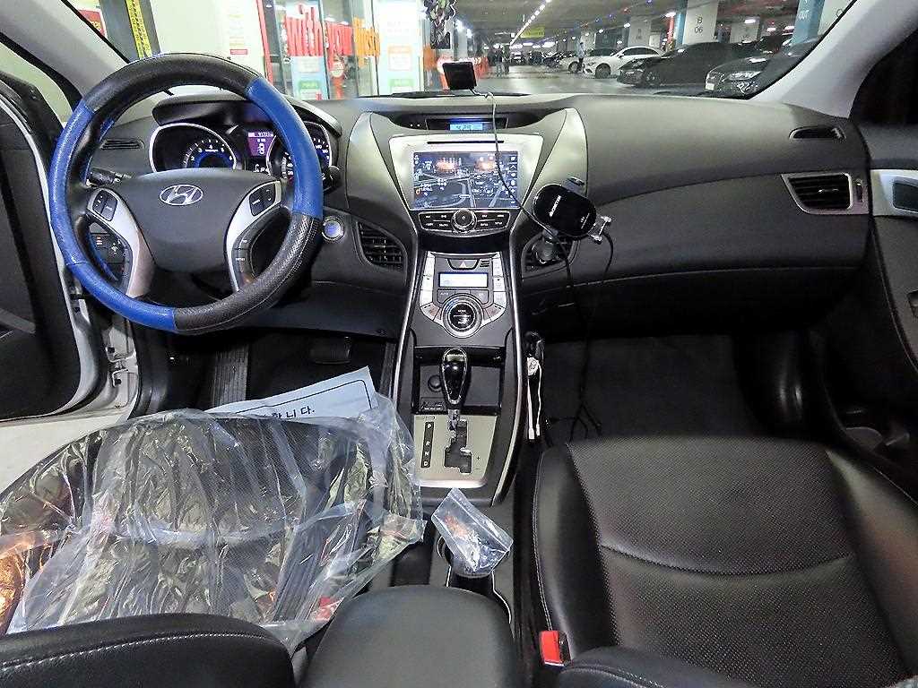 HYUNDAI Avante - Vista 10