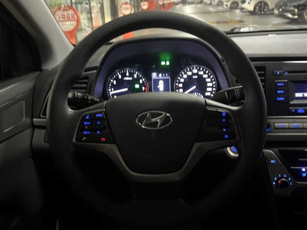 HYUNDAI Avante - Vista 7