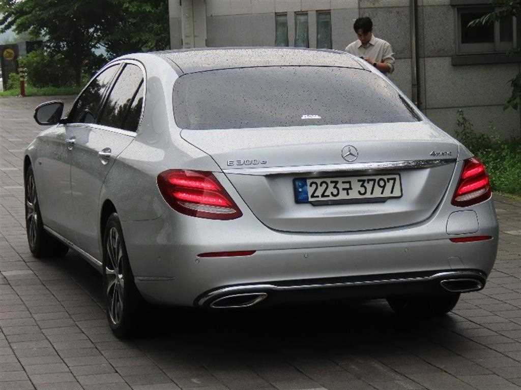 Mercedes Benz E class - Vista 4