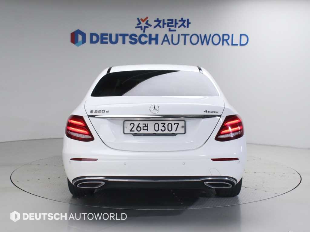 Mercedes Benz E class - Vista 4