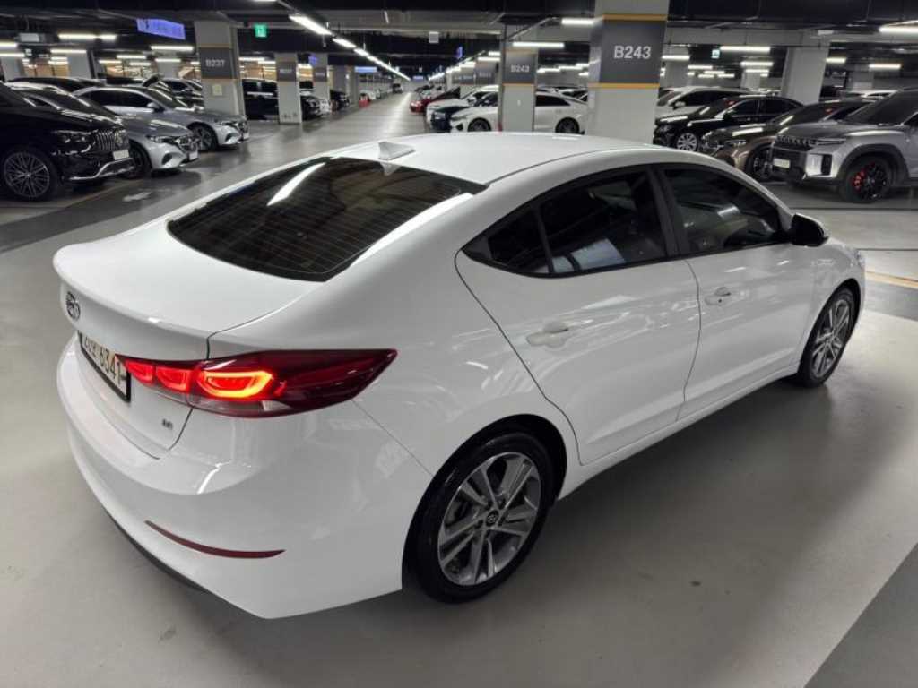 HYUNDAI Avante - Vista 5