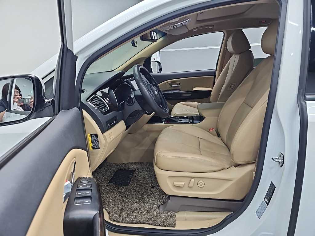 KIA Carnival - Vista 12