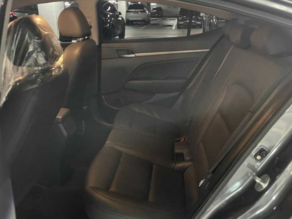 HYUNDAI Avante - Vista 10