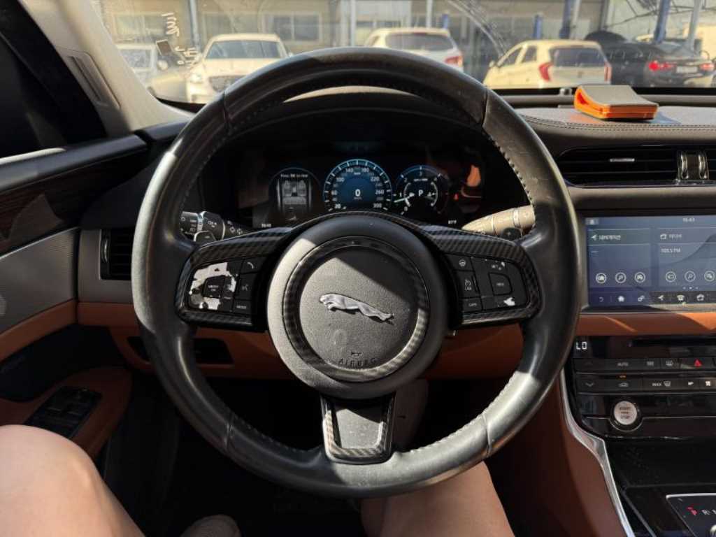 Jaguar XF - Vista 2