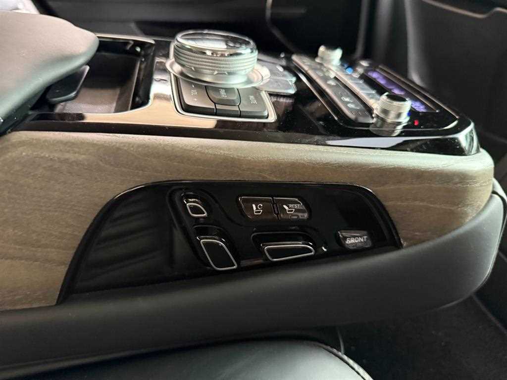 Genesis G90 - Vista 10