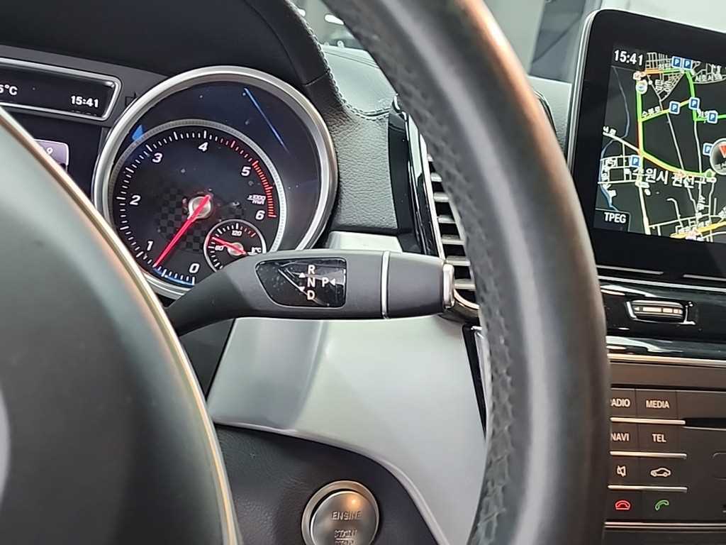 Mercedes Benz GLE Class - Vista 8