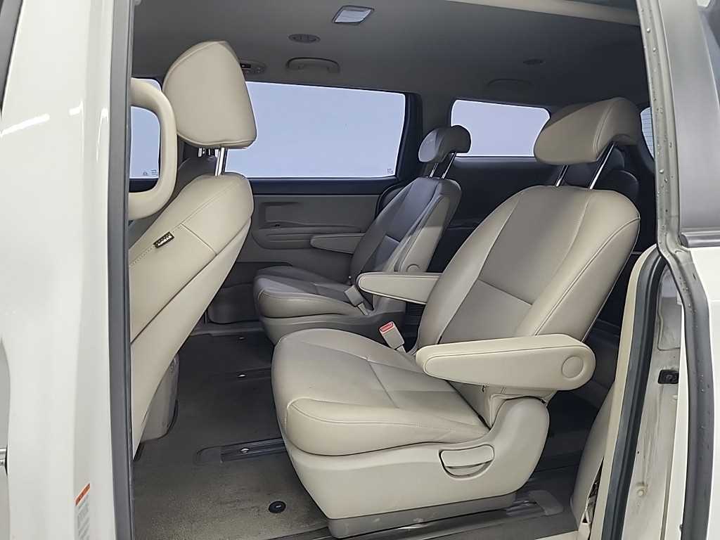 KIA Carnival - Vista 12